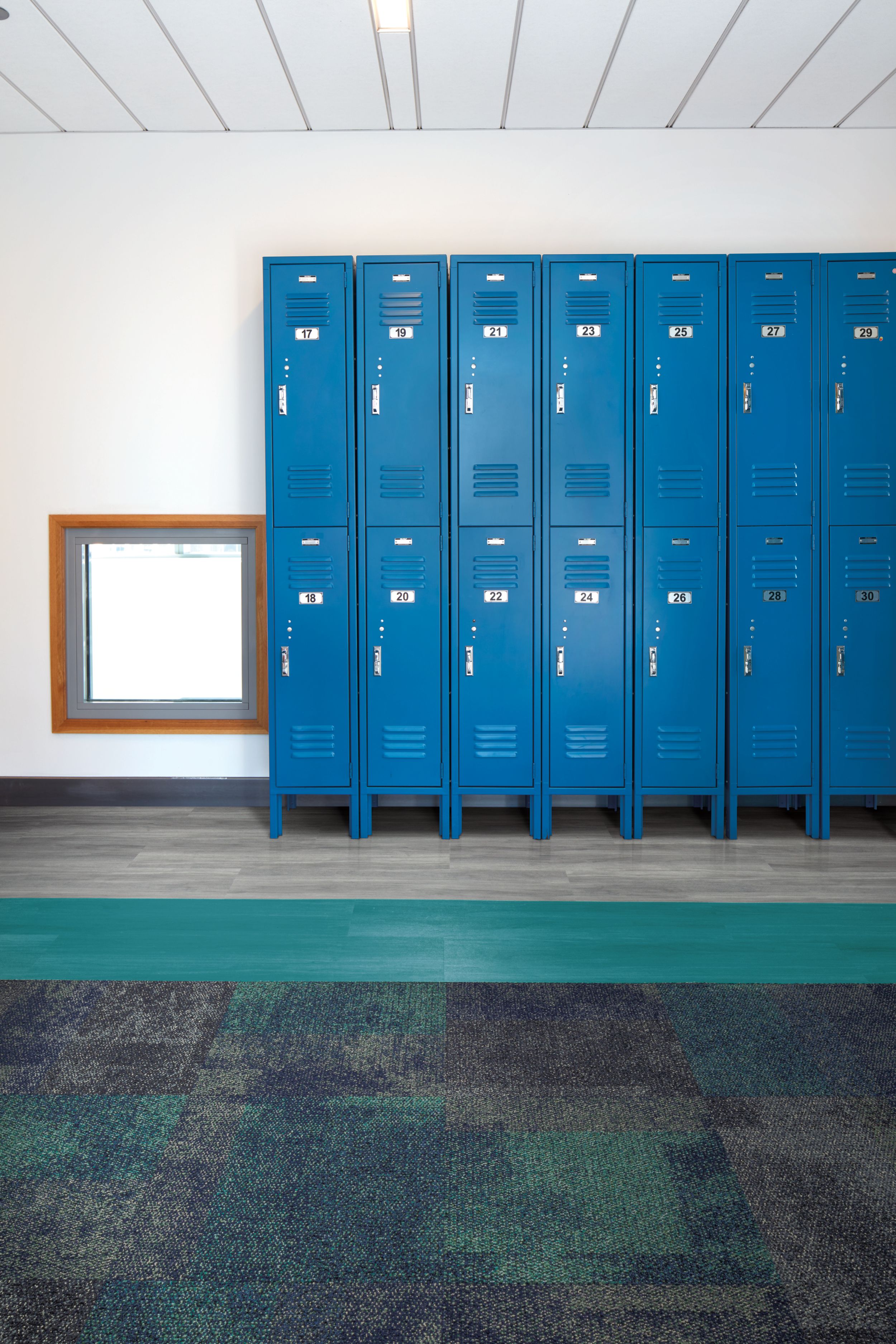 Interface Exposed carpet tile and Studio Set LVT in hallway with blue lockers imagen número 8